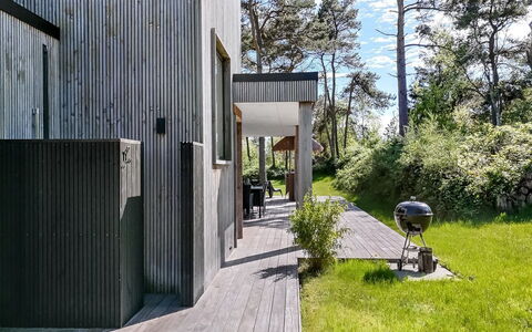 Sylva - 150M from the Sea: Toit, Maison, Domicile, Chalet, Siding, Biens, Allée, Batiments Jardin, Cour, Cabanon