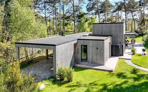 Sylva - 150M from the Sea: Toit, Maison, Domicile, Chalet, Siding, Biens, Allée, Batiments Jardin, Cour, Cabanon