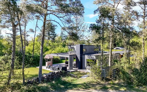 Sylva - 150M from the Sea: Toit, Maison, Domicile, Chalet, Siding, Biens, Allée, Batiments Jardin, Cour, Cabanon