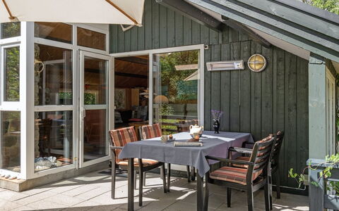 Herlek - 200M from the Sea: Toit, Maison, Domicile, Chalet, Siding, Biens, Allée, Batiments Jardin, Cour, Cabanon