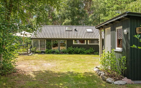 Herlek - 200M from the Sea: Toit, Maison, Domicile, Chalet, Siding, Biens, Allée, Batiments Jardin, Cour, Cabanon