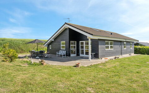 Bitha - 400M from the Sea: Toit, Maison, Lot Terre, Domicile, Chalet, Biens, Batiments Jardin, Ombre, Cabane En Rondins, Aménagement Paysager