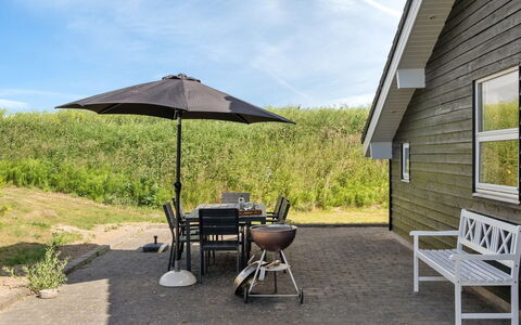 Bitha - 400M from the Sea: Toit, Maison, Lot Terre, Domicile, Chalet, Biens, Batiments Jardin, Ombre, Cabane En Rondins, Aménagement Paysager