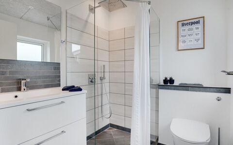 Anniina - 200M from the Sea: Sol, Sol, Design Intérieur, Luminaire Plomberie, Salle De Bains, Tuile, Plomberie, Armoire De Toilette, Composite, Toilette