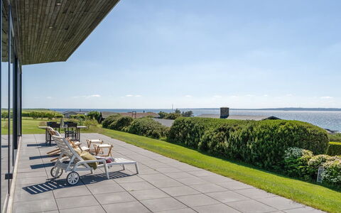 Anniina - 200M from the Sea: Couverture De Sol, Ombre, Jardin, Aménagement Paysager, Passerelle, Pelouse, Dalle, Haie, Eco Hôtel, Mobilier De Jardin