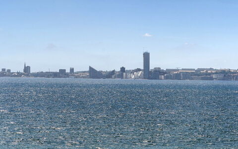 Anniina - 200M from the Sea: Bleu, Ressources En Eau, Jour, Plan D'Eau, Horizon, Ville, Skyscraper, Voie Navigable, Mer