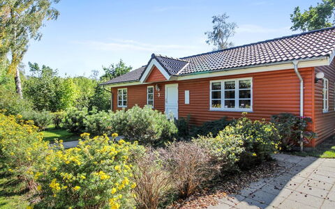 Nela - 300M from the Sea: Maison, Arbuste, Domicile, Toit, Chalet, Zone Résidentielle, Couverture De Sol, Jardin, Ferme