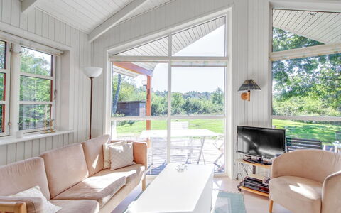 Nela - 300M from the Sea: Chalet, Siding, Cour, Batiments Jardin, Dur, Porche, Salon, Plate-Forme, Cabane En Rondins