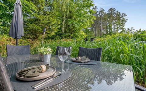 Sunja - 450M from the Sea: Bleu, Arbuste, Chalet, Couverture De Sol, Jardin, Biens, Ombre, Aménagement Paysager, Ferme, Eco Hôtel
