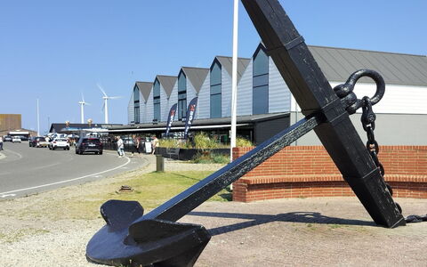 Line - 10M from the Sea: Siding, Daylighting