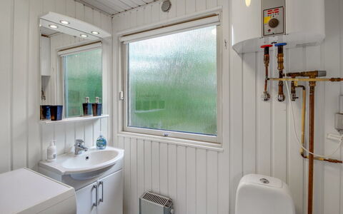 Ludewiga - 350M from the Sea: Luminaire Plomberie, Plomberie, Toilette, Salle De Bains, Évier, Robinet, Siège De Toilette, Daylighting