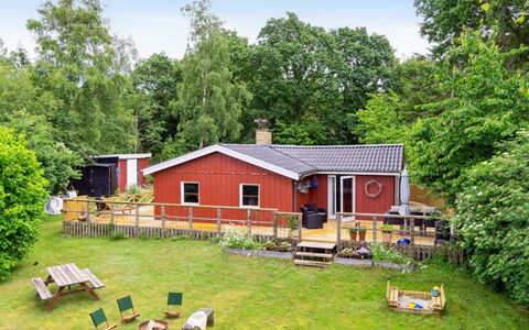 Reika - 1Km from the Sea: Maison, Domicile, Toit, Chalet, Arbuste, Siding, Porte, Jardin, Ferme