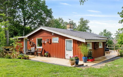 Reika - 1Km from the Sea: Maison, Domicile, Toit, Chalet, Arbuste, Siding, Porte, Jardin, Ferme