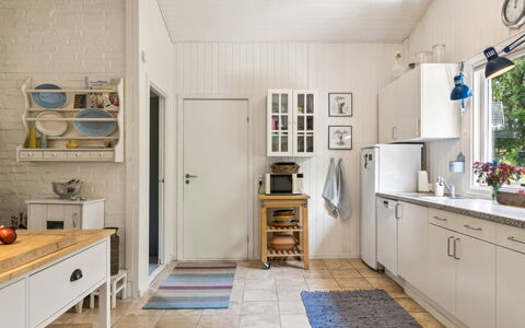 Reika - 1Km from the Sea: Cuisine, Appareil De Cuisine, Principaux Appliance, Sol, Design Intérieur, Bois, Meubles, Comptoir, Cabinetry, Sol