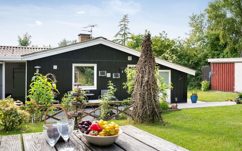 Reika - 1Km from the Sea: Maison, Domicile, Arbuste, Chalet, Toit, Lot Terre, Jardin, Couverture De Sol, Pelouse, Siding