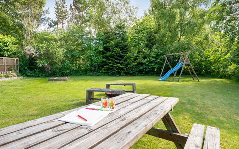 Reika - 1Km from the Sea: Meubles, Extérieur Banc, Table, Lot Terre, Tableau De Plein Air, Mobilier De Jardin, Table De Pique-Nique, Jardin, Pelouse, Prairie