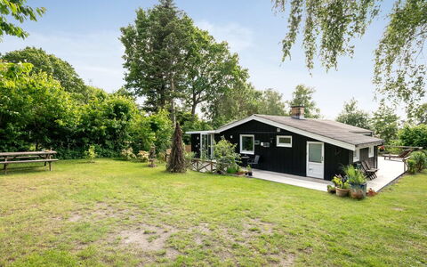 Reika - 1Km from the Sea: Maison, Chalet, Domicile, Jardin, Biens, Pelouse, Ferme, Cour, Batiments Jardin, Ombre