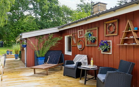 Reika - 1Km from the Sea: Bois, Tache De Bois, Meubles, Pot De Fleur, Dur, Chalet, Chaise, Jardin, Arrière-Cour, Plate-Forme