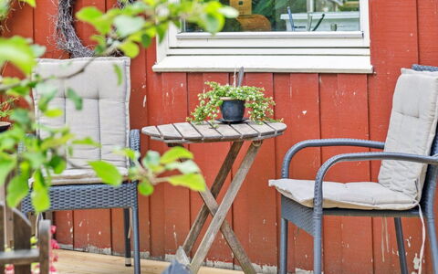 Reika - 1Km from the Sea: Meubles, Mobilier De Jardin, Chaise, Tableau De Plein Air, Pot De Fleur, Tache De Bois, Dur, Jardin, Plante D'Appartement, Accoudoir