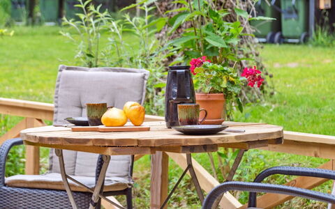 Reika - 1Km from the Sea: Meubles, Mobilier De Jardin, Bois, Table, Chaise, Tableau De Plein Air, Tache De Bois, Dur, Patio, Jardin