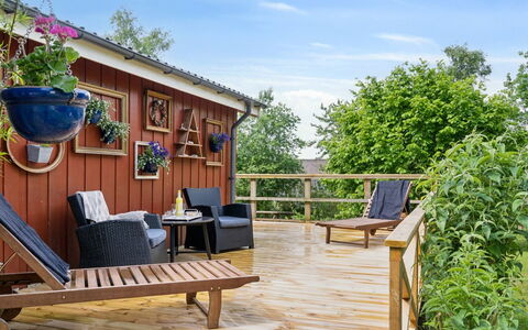 Reika - 1Km from the Sea: Bois, Meubles, Pot De Fleur, Dur, Mobilier De Jardin, Tache De Bois, Porche, Plate-Forme, Parquet
