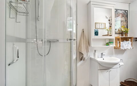 Reika - 1Km from the Sea: Salle De Bains, Luminaire Plomberie, Lavabo, Design Intérieur, Évier, Sol, Sol, Armoire De Toilette, Robinet, Plomberie