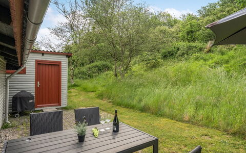 Elpida - 100M from the Sea: Toit, Maison, Domicile, Chalet, Siding, Biens, Allée, Batiments Jardin, Cour, Cabanon
