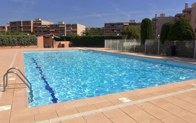 Bormes-Les-Mimosas 100: Piscine, Zone Résidentielle, Architecture, Appartement, Design Urbain, Condominium, Composite, Établissements Humains, Ombre, Recours