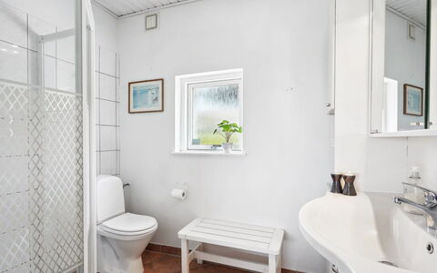 Annabeth - 300M to the Fjord: Sol, Luminaire Plomberie, Sol, Design Intérieur, Salle De Bains, Plafond, Toilette, Plomberie, Évier, Pièce