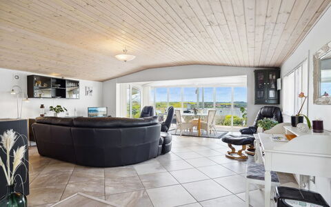 Annabeth - 300M to the Fjord: Design Intérieur, Sol, Meubles, Canapé, Sol, Plafond, Bois, Salon, Parquet