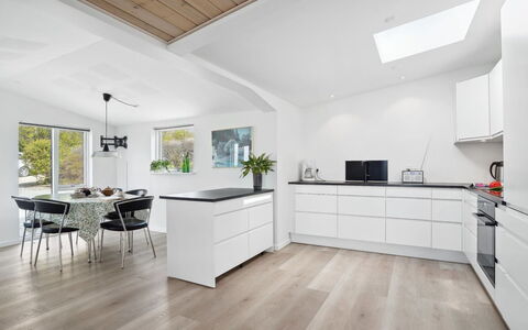 Annabeth - 300M to the Fjord: Sol, Meubles, Design Intérieur, Cuisine, Sol, Parquet, Comptoir, Bois, Cabinetry, Plafond