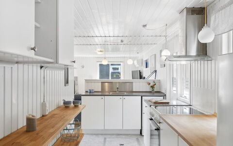 Self - 400M to the Fjord: Cuisine, Comptoir, Design Intérieur, Bois, Plafond, Appareil De Cuisine, Sol, Luminaire, Cabinetry, Principaux Appliance