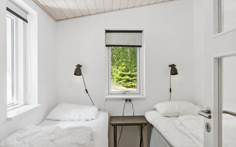Self - 400M to the Fjord: Mur, Bois, Chambre, Lit, Plafond, Design Intérieur, Sol, Literie, Drap De Lit, Cadre De Lit