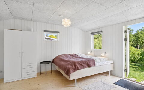 Self - 400M to the Fjord: Plafond, Sol, Chambre, Pièce, Parquet, Literie, Luminaire, Dur, Drap De Lit, Cadre De Lit