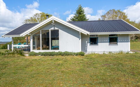 Arleta - 250M to the Fjord: Bleu, Arbuste, Chalet, Couverture De Sol, Jardin, Biens, Ombre, Aménagement Paysager, Ferme, Eco Hôtel