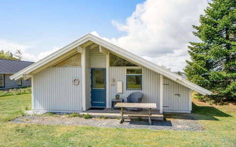 Arleta - 250M to the Fjord: Bleu, Arbuste, Chalet, Couverture De Sol, Jardin, Biens, Ombre, Aménagement Paysager, Ferme, Eco Hôtel