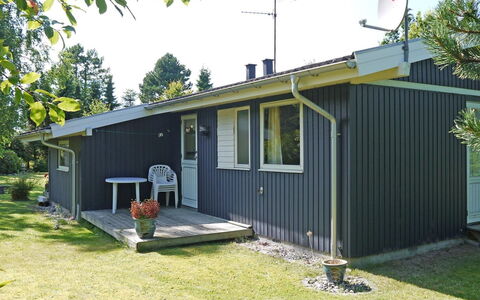 Menard - 400M from the Sea: Bleu, Arbuste, Chalet, Couverture De Sol, Jardin, Biens, Ombre, Aménagement Paysager, Ferme, Eco Hôtel