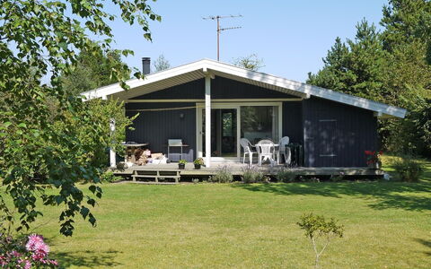Menard - 400M from the Sea: Bleu, Arbuste, Chalet, Couverture De Sol, Jardin, Biens, Ombre, Aménagement Paysager, Ferme, Eco Hôtel