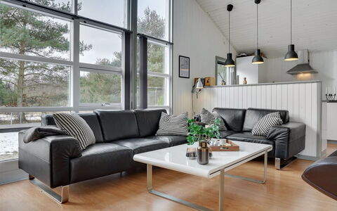 Aiden - 300M from the Sea: Meubles, Design Intérieur, Canapé, Bois, Sol, Plafond, Salon, Éclairage, Sol