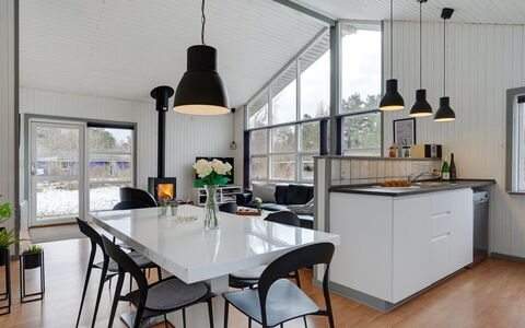 Aiden - 300M from the Sea: Meubles, Design Intérieur, Luminaire, Cuisine, Plafond, Sol, Chaise, Table Cuisine Et Salle A Manger, Éclairage, Table