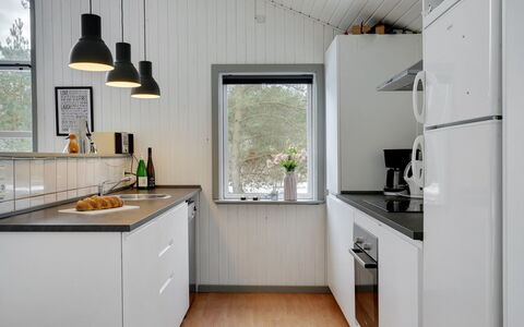 Aiden - 300M from the Sea: Cuisine, Comptoir, Appareil De Cuisine, Bois, Design Intérieur, Sol, Plafond, Evier, Électroménager, Principaux Appliance