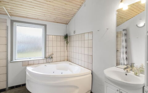 Aiden - 300M from the Sea: Luminaire Plomberie, Plafond, Bois, Design Intérieur, Sol, Sol, Baignoire, Salle De Bains, Pièce, Plomberie