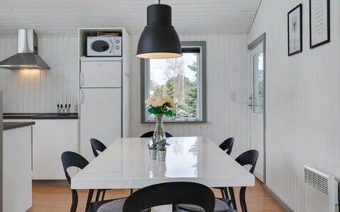 Aiden - 300M from the Sea: Meubles, Design Intérieur, Sol, Bois, Plafond, Luminaire, Sol, Table Cuisine Et Salle A Manger, Chaise, Salle À Manger