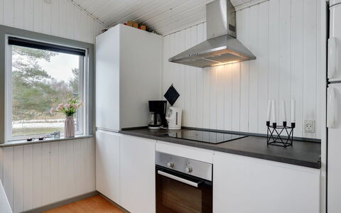 Aiden - 300M from the Sea: Cuisine, Bois, Sol, Appareil De Cuisine, Comptoir, Design Intérieur, Principaux Appliance, Plafond, Électroménager, Sol