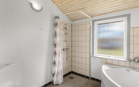 Aiden - 300M from the Sea: Bois, Jardin, Arrière-Cour, Lot Terre, Domicile, Toit, Ombre, Plate-Forme, Dur, Cour
