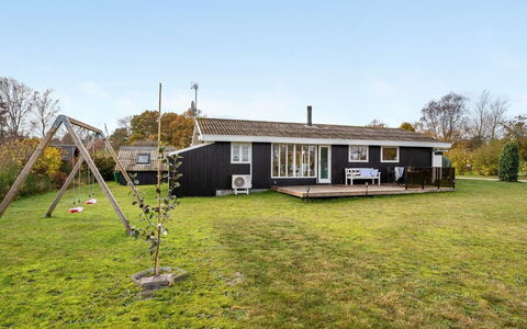 Joon - 300M from the Sea: Toit, Maison, Domicile, Chalet, Siding, Biens, Allée, Batiments Jardin, Cour, Cabanon
