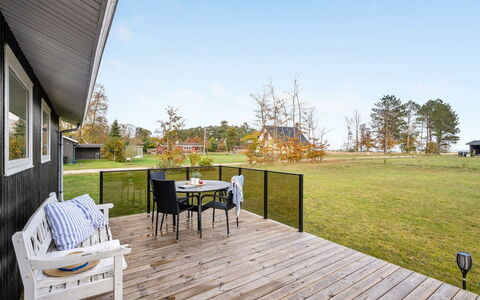 Joon - 300M from the Sea: Toit, Maison, Domicile, Chalet, Siding, Biens, Allée, Batiments Jardin, Cour, Cabanon