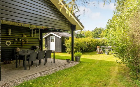 Christina - 300M to the Fjord: Chalet, Domicile, Jardin, Siding, Pelouse, Ombre, Cour, Biens, Batiments Jardin, Arrière-Cour