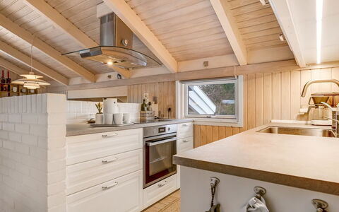 Alexi - 150M from the Sea: Cuisine, Comptoir, Bois, Plafond, Design Intérieur, Sol, Appareil De Cuisine, Cabinetry, Luminaire, Sol