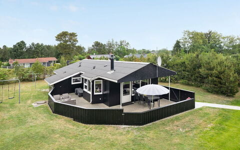 Frudde - 400M from the Sea: Toit, Maison, Domicile, Chalet, Siding, Biens, Allée, Batiments Jardin, Cour, Cabanon